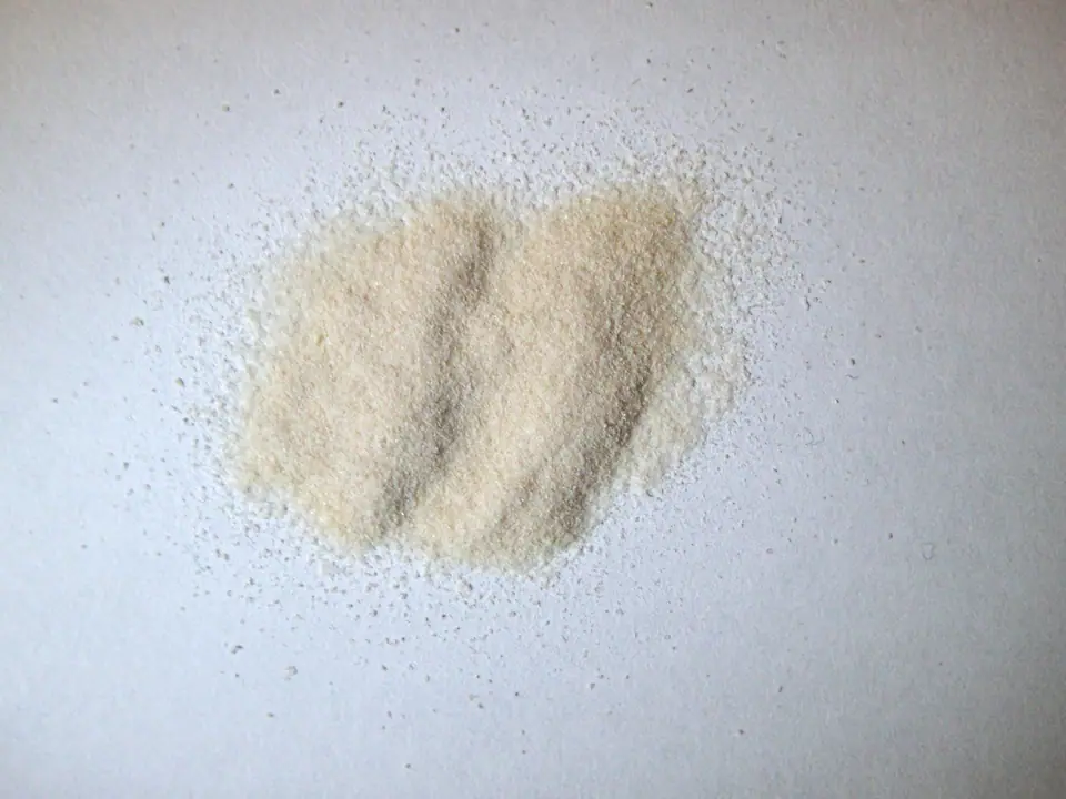 Montoncito de agar-agar en polvo sobre una superficie clara