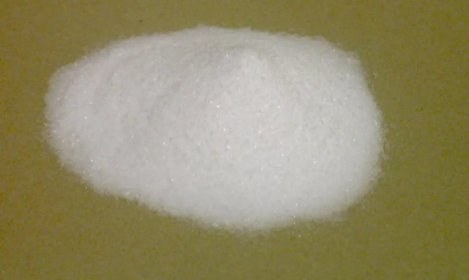 Montoncito de bicarbonato de sodio en polvo, blanco y fino