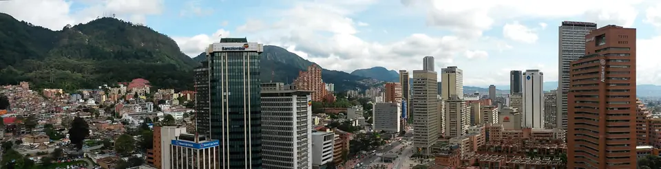 Panorámica del centro de Bogotá con edificios altos y los cerros orientales detrás