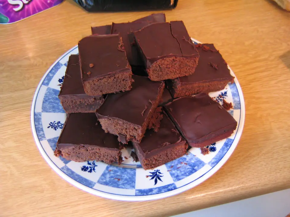 Plato con brownies de chocolate cortados en cuadrados