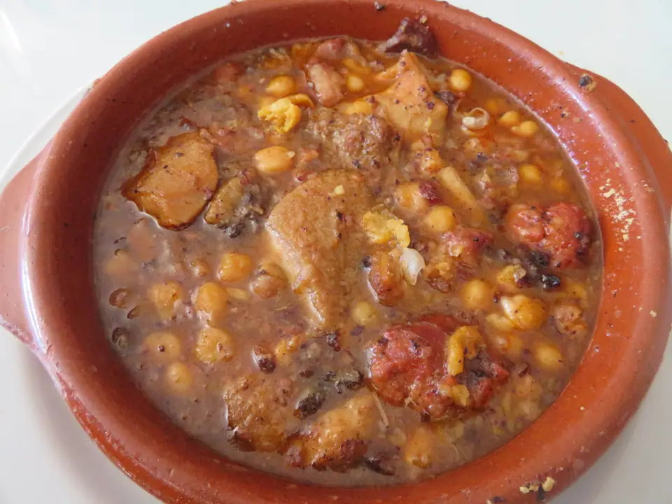 Guiso de callos a la madrileña con garbanzos y chorizo en cazuela de barro