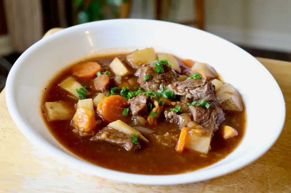 Guiso de carne vacuna con papas y zanahorias en un plato hondo blanco