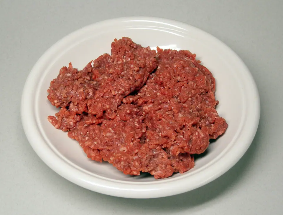 Carne picada cruda de vaca en un plato blanco