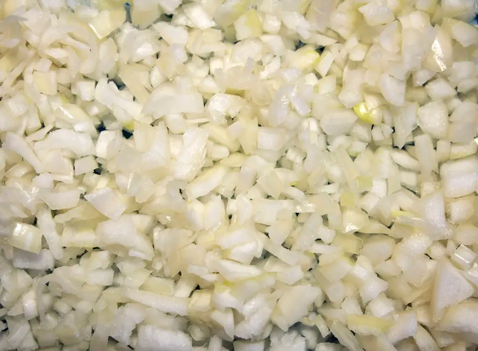 Cebolla picada en cubos pequeños, de cerca
