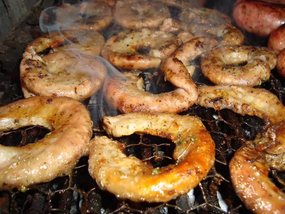 Chinchulines a la parrilla sobre las brasas