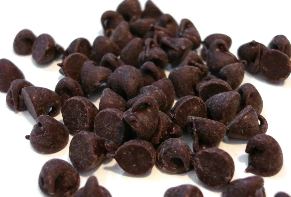 Chispas de chocolate semiamargo sobre fondo blanco