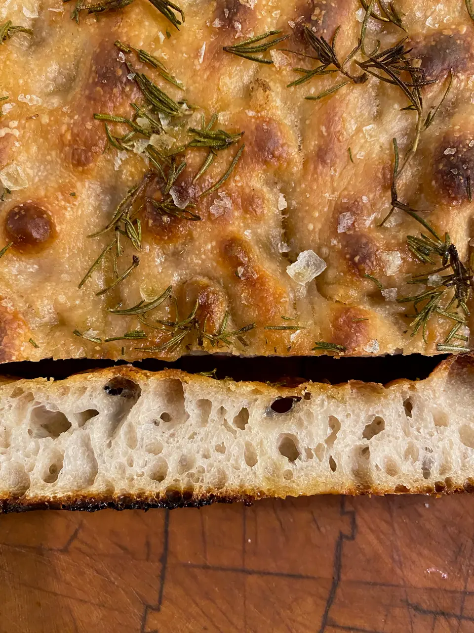 Focaccia con romero y sal gruesa, vista de arriba y en corte con la miga alveolada