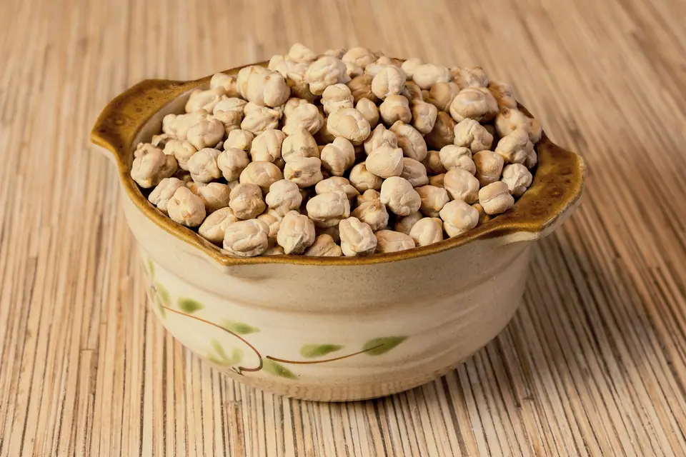 Garbanzos secos en un bol de cerámica