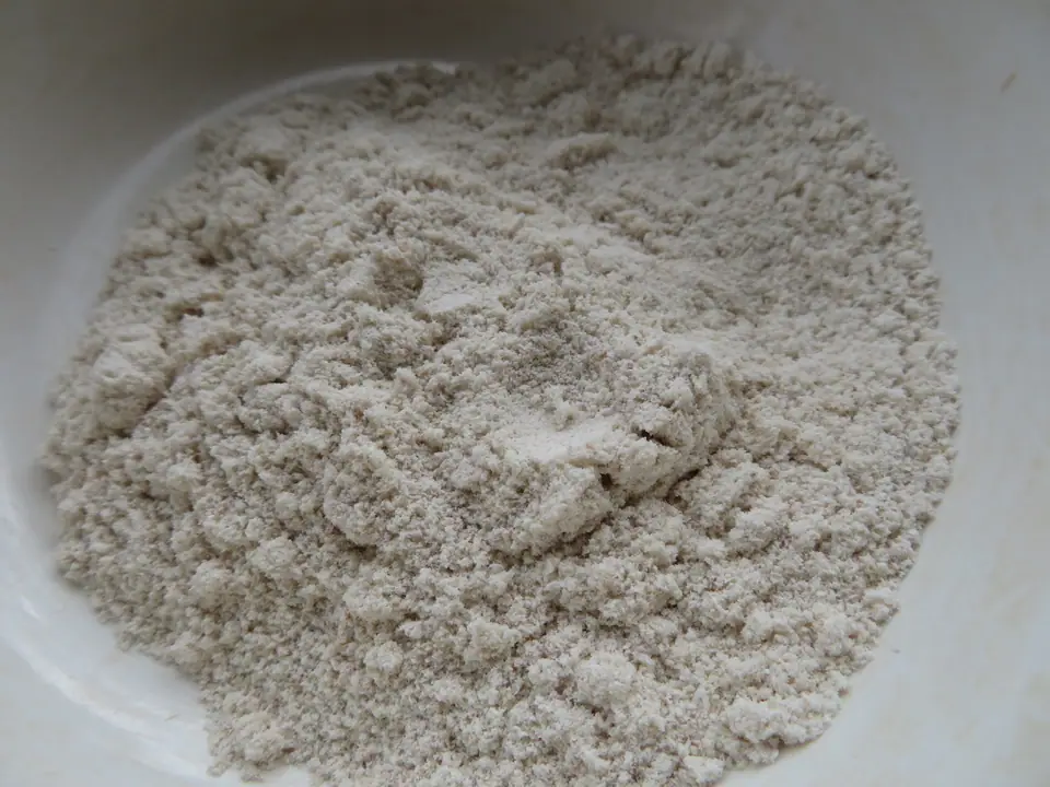 Harina de avena recién molida en un bol blanco