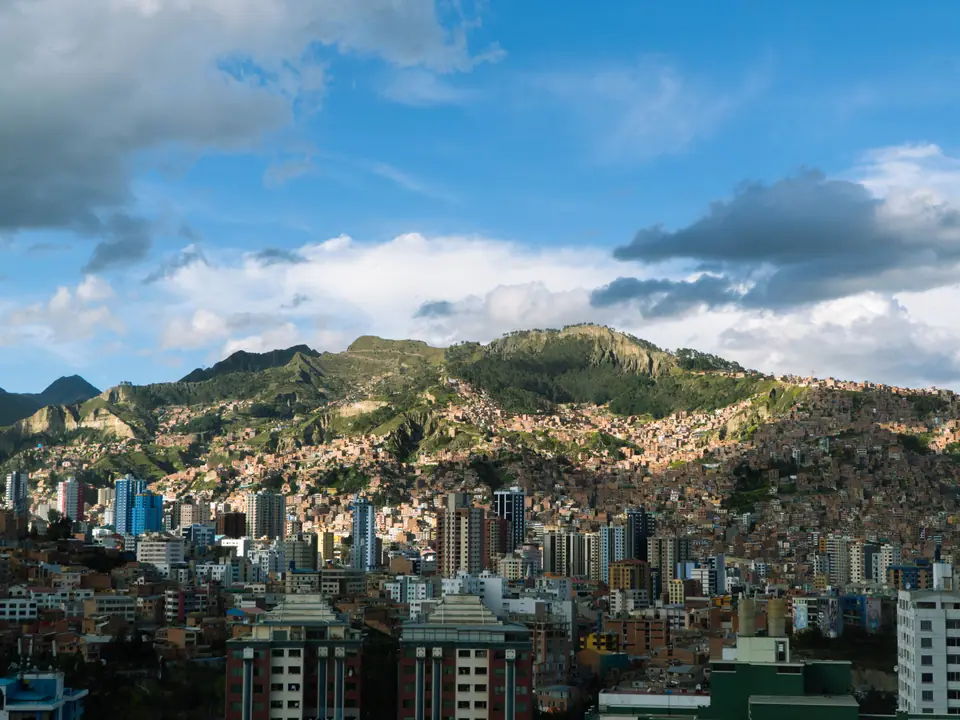 Edificios del centro de La Paz, Bolivia, con cerros detrás bajo un cielo con nubes