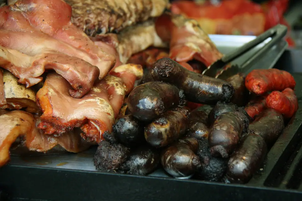 Morcillas asándose en la parrilla