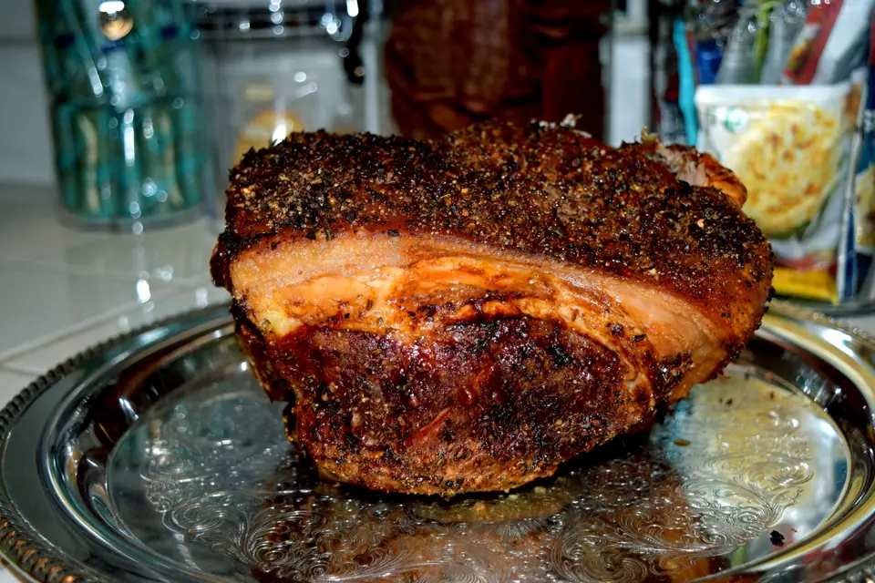 Paleta de cerdo (picnic) asada entera, con la piel dorada y condimentada
