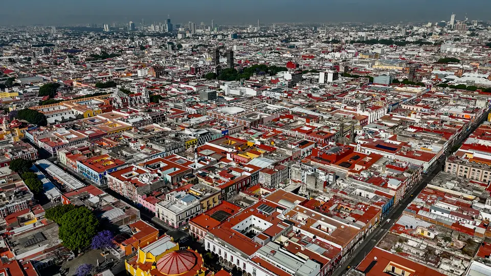 Vista aérea del centro histórico de Puebla con sus manzanas de casas bajas