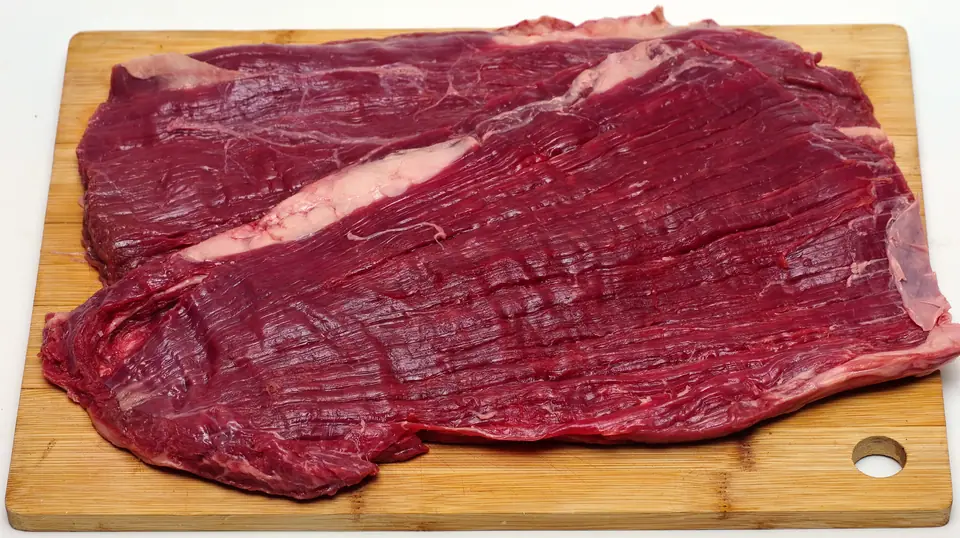 Dos piezas de vacío crudo sobre una tabla de madera